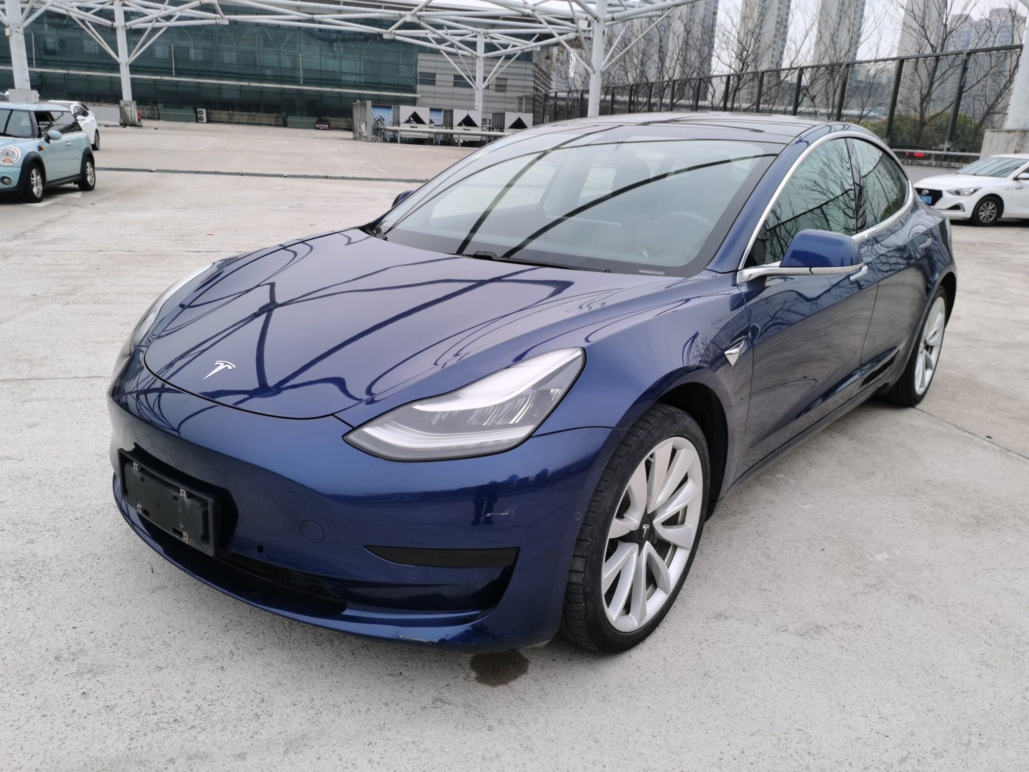 تحت مقدمة السيارة