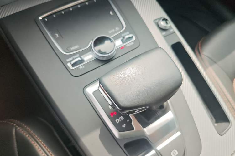 Used Audi Q5L 2018 45 TFSI Prestige Fashion Edition China V Emission Standard Gear Lever