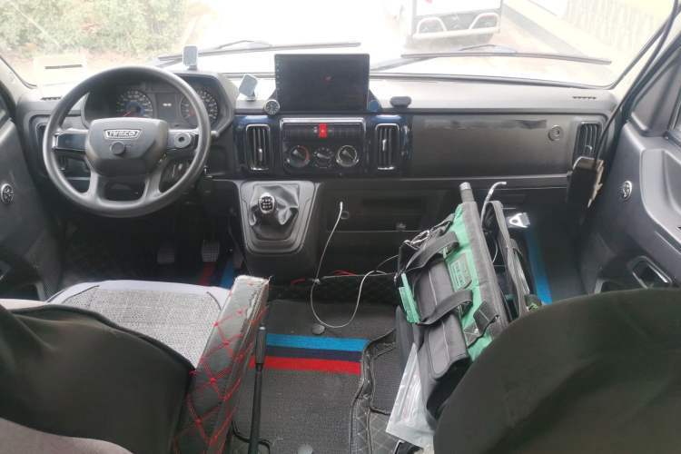 Used Iveco Daily 2023 2.5T A37M1 Long Wheelbase Mid-Roof Dual-Tire Side-Sliding Doors 5-9 Seats