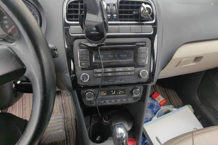 Used Volkswagen Polo 2011 1.6L Automatic ZhiKu Edition Audio And AC Panel