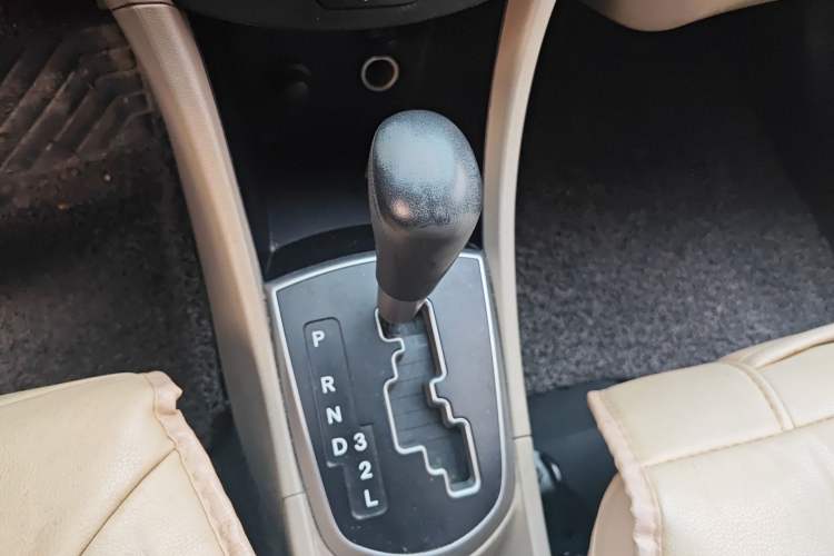 Used Hyundai Verna (older generation) 2014 1.4L Automatic Smart GLS Gear Lever