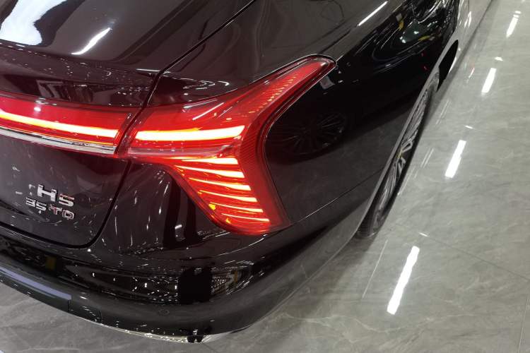Used Hongqi H5 2025 1.5T DCT Qiyun 500 000th Unit Commemorative Edition Right Rear Taillight