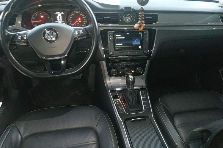 Used Volkswagen Passat 2016 330TSI DSG Luxury Edition Center Console