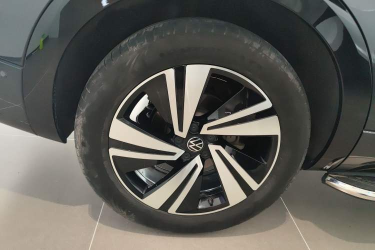Used Volkswagen Tavendor 2023 380TSI Four-Wheel Drive R-Line Cruise Edition Right Rear Wheel Hub