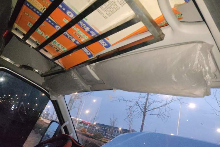 Used Dongfeng Yufeng 2023 V9+ 2.3T Manual Rear-Drive Cargo Van with Dual Rear Tires 3-Seater
