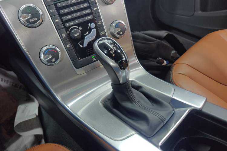 Used Volvo S60 2018 S60L T4 Zhiyuan Edition Gear Lever