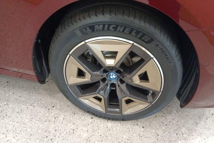 Used BMW i5 2024 eDrive 35L Luxury Model with M Sport Package Right Front Wheel Hub