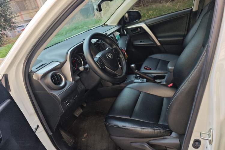 Used Toyota RAV4 2019 2.0L CVT Two-Wheel Drive Luxury Version China VI Standard