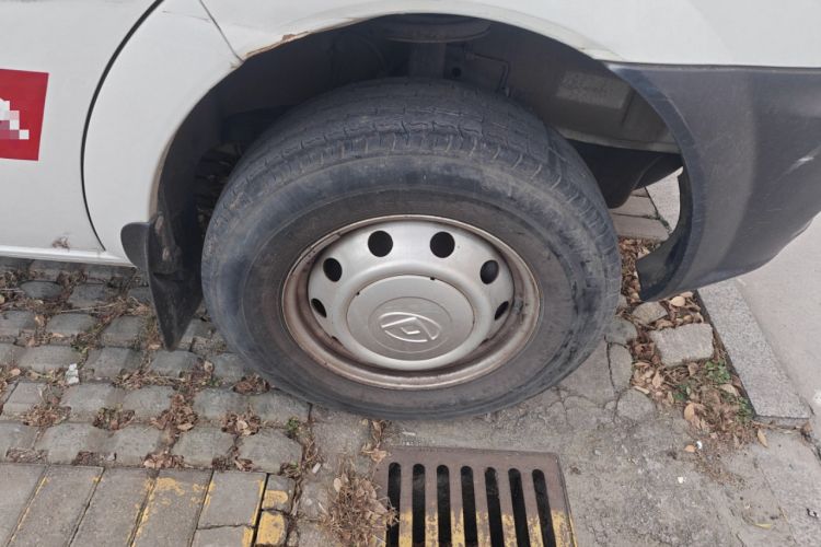 Used SAIC MAXUS Xintu V80 2019 2.5T Classic Edition 6-Speed Manual – Aoyuntong Short Wheelbase Mid-Height Design 5/6 Seats Right Front Wheel Hub