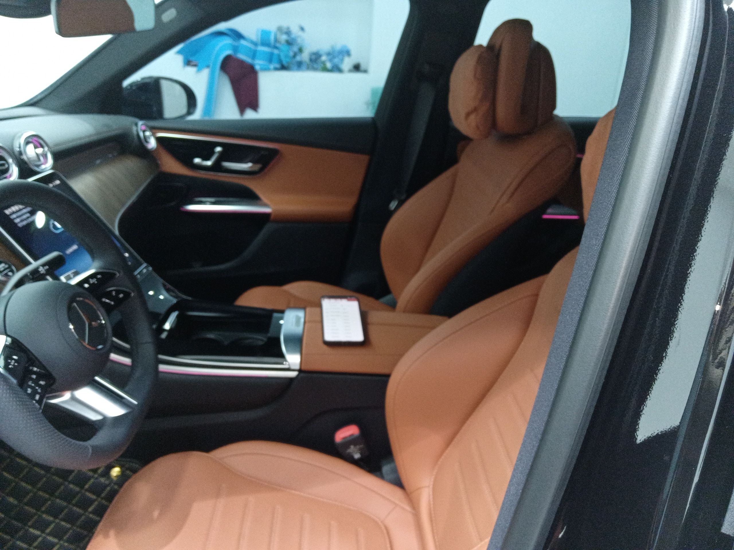 المقاعد الأمامية داخل السيارة