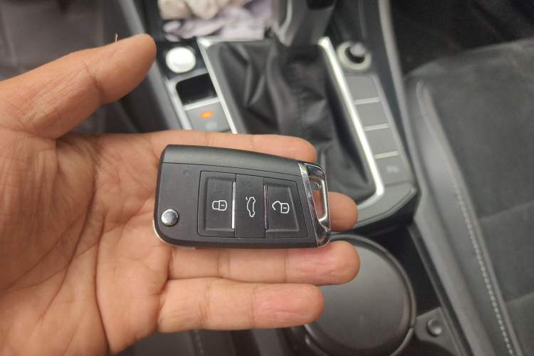 Used Volkswagen Sagitar 2019 280TSI DSG Luxury Model China V Emission Standard Vehicle Key