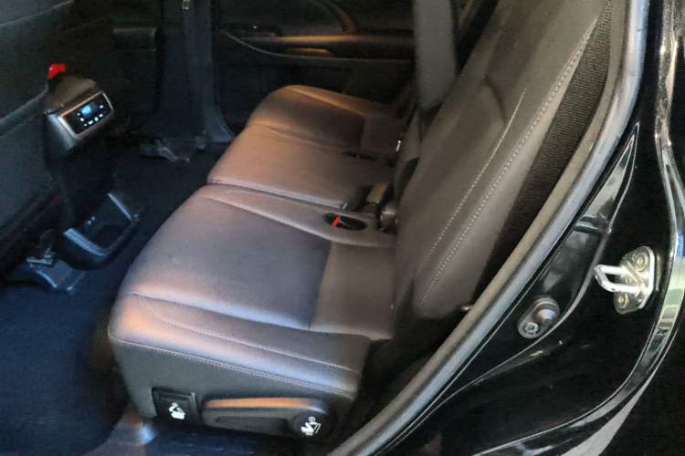 Used Toyota Highlander 2018 2.0T Four-Wheel Drive Luxury Version 7 Seats China VI Standard Left Rear Seat