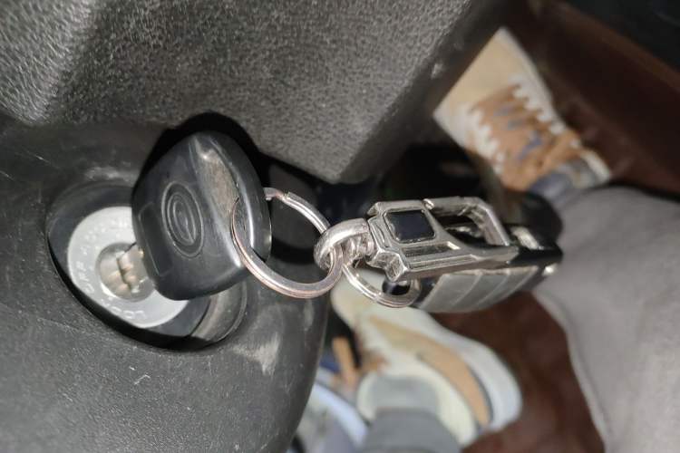 Used GAC Gonow GX6 2015 2.4L Two-Wheel-Drive Flagship Edition Vehicle Key