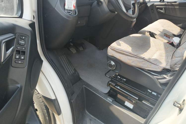 Used Foton Toano 2024 Tuyano Pro Van 2.0T Manual Rear-Drive Long Wheelbase Mid-Roof Design Single Rear Tire 3-Seater