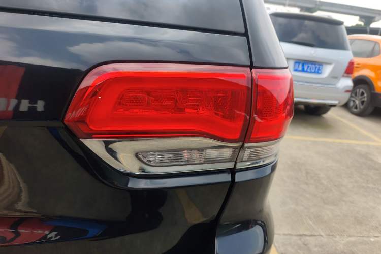 Used Jeep Grand Cherokee 2015 3.0L Elite Navigation Edition Right Rear Taillight