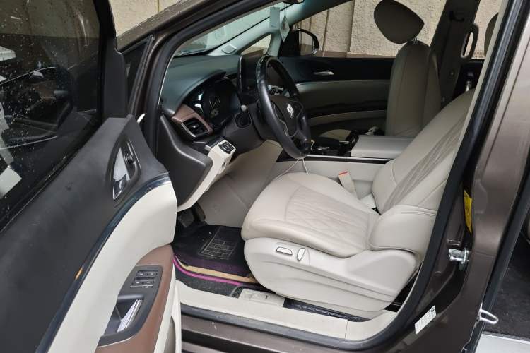 Used Buick GL8 2023 Land Executive Class Comfort Model
