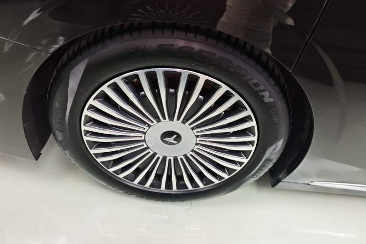 Used VOYAH Dream 2025 PHEV Four-Wheel-Drive Flagship Kunpeng Edition
