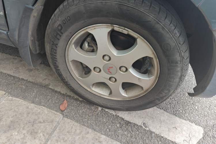 Used Wuling Hongguang 2014 1.5L S Standard Version Right Front Wheel Hub