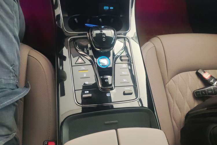 Used BYD Han 2024 EV Glory Edition 605KM Front-Wheel-Drive Premium Model
