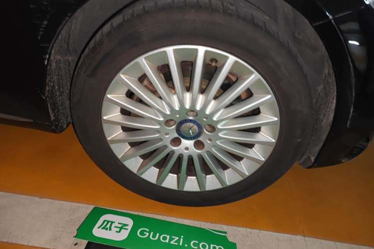 Used Mercedes-Benz C-Class 2017 Facelifted C 180 L Stylish Edition Right Front Wheel Hub