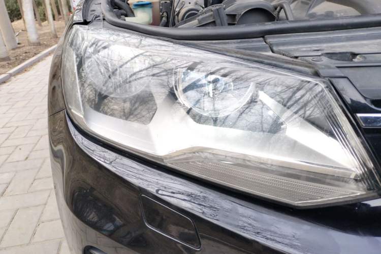 Used Volkswagen Touareg 2011 3.0 TDI Diesel Standard Version Right Front Headlight