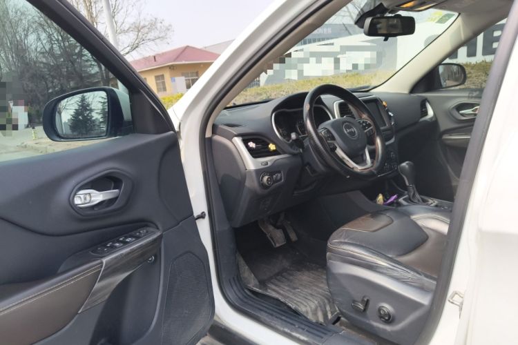 Used Jeep Cherokee 2016 2.4L Leading Smart Version
