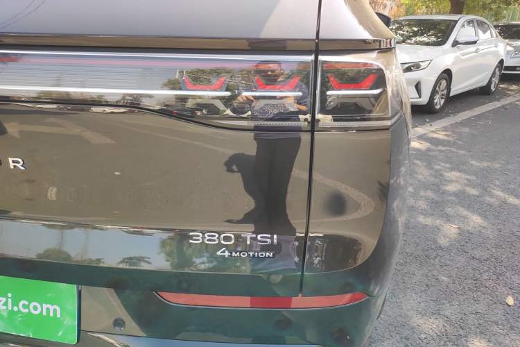 Used Volkswagen Tavendor 2024 Facelifted 380TSI All-Wheel Drive R-Line Cruise Premium Edition
