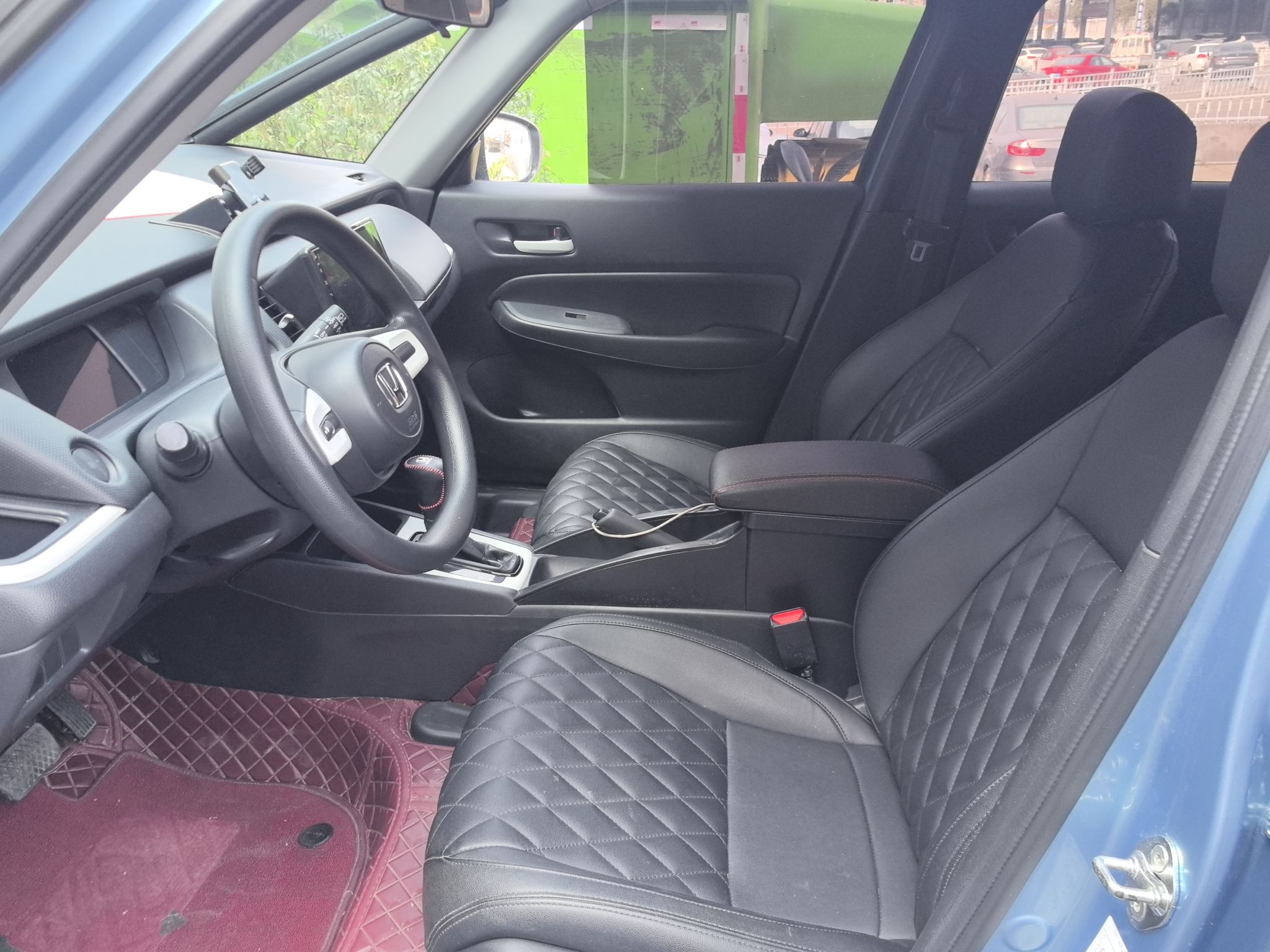 Переднее сиденье в автомобиле