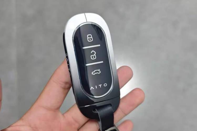 Used Hima AITO M9 2025 Extended-Range Ultra Version 52 kWh 6-Seater Vehicle Key