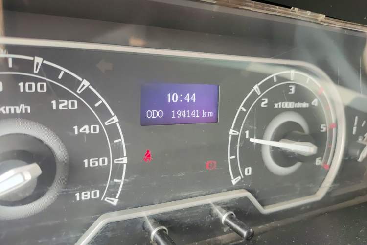 Used SAIC MAXUS Xintu V80 2021 2.0T Manual Classic City Delivery King Long Wheelbase Mid-Roof 3 Seats