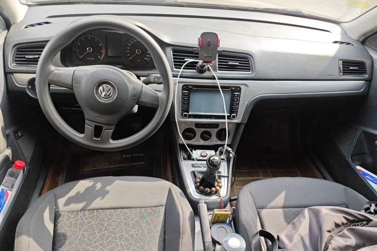 Used Volkswagen Lavida 2013 Revised Classic 1.6L Manual Fashion Edition Center Console