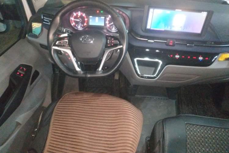 Used SAIC MAXUS Xintu V90 2024 ZhiJie 2.0T Automatic Front-Wheel-Drive Short Wheelbase Mid-Height Design with Single Rear Tire—5/6 Seater