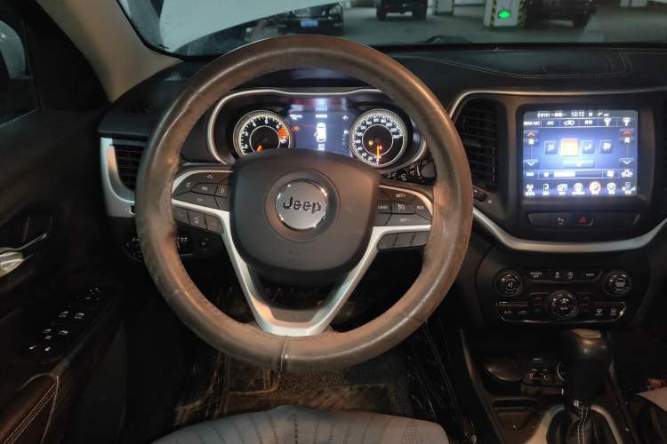 Used Jeep Cherokee 2020 2.0L Two-Wheel Drive Classic Sports Edition