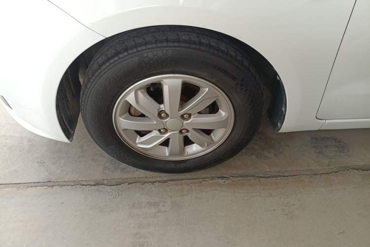 Used Kia K2 2015 Sedan 1.4L Automatic GLS Left Front Wheel Hub