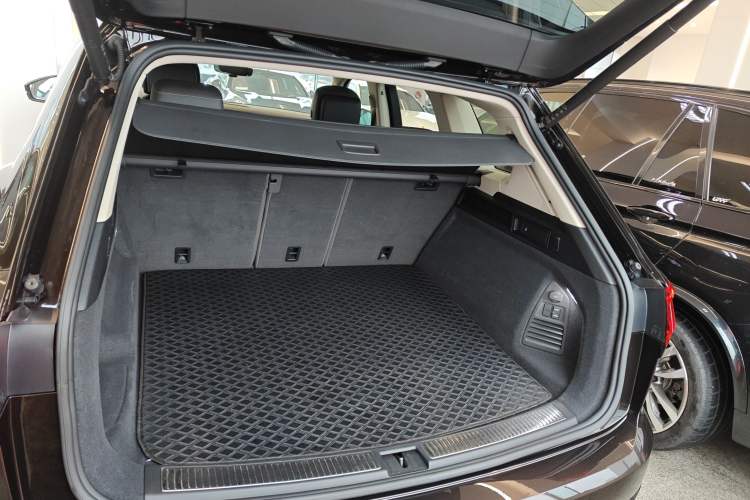 Used Volkswagen Touareg 2022 3.0 TSI Luxury Edition Black Diamond Sport Package Trunk