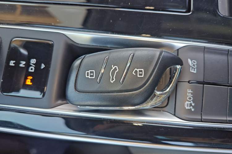 Used Roewe i6 MAX 2020 300TGI Automatic Supreme Edition with Cool Sunroof and Advanced Driving Features Vehicle Key