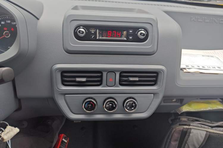 Used Wuling Yangguang 2025 Model 310KM Bus Edition—Customized by CATL