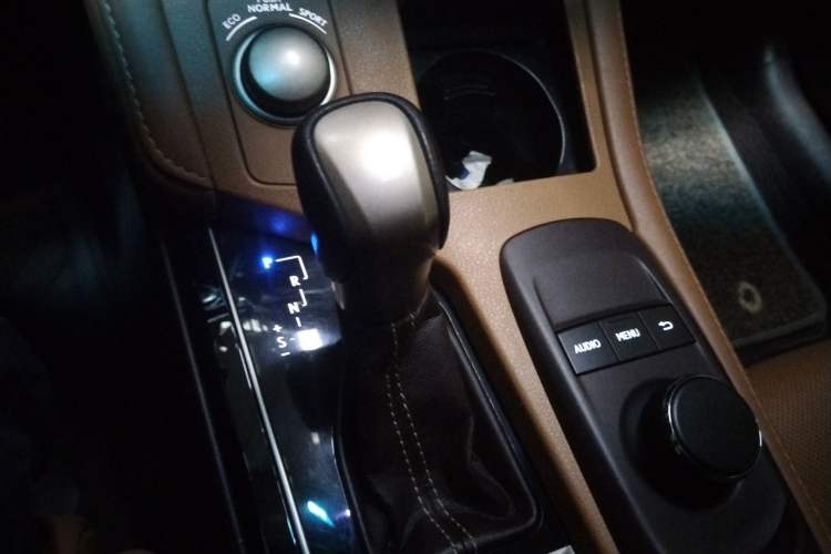 Used Lexus ES 2015 250 Elegant Edition Gear Lever