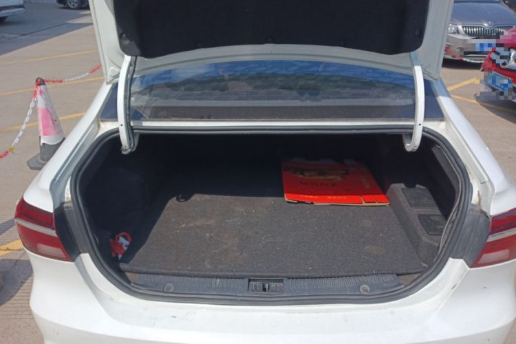 Used Roewe i6 New Energy 2017 45T Hybrid Connect & Smart Enjoyment Edition Trunk