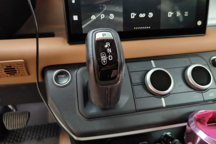 Used Land Rover Defender 2023 110 3.0T P400 Dark Edition Gear Lever