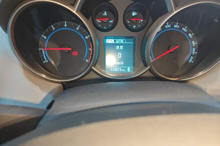 Used Chevrolet Cruze 2015 1.5L Classic SL MT Odometer Close Up