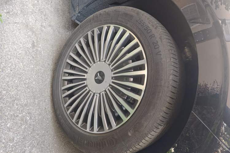 Used VOYAH Dream 2025 PHEV Four-Wheel Drive Excellence Kunpeng Edition Right Front Wheel Hub