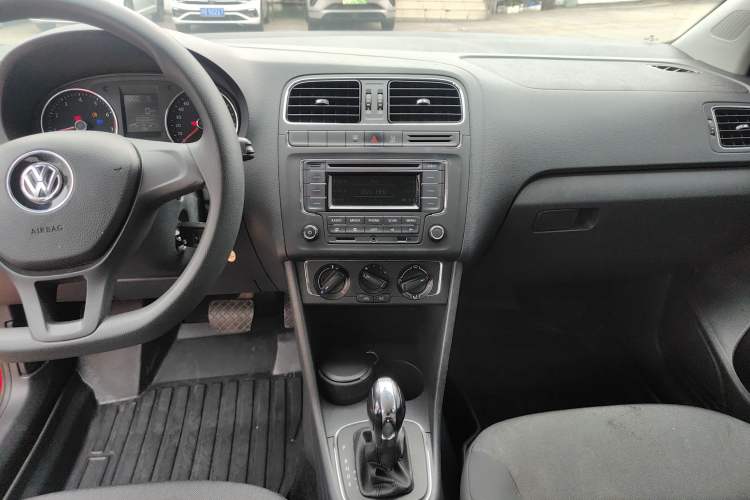 Used Volkswagen Polo 2014 1.6L Automatic Comfort Edition Audio And AC Panel