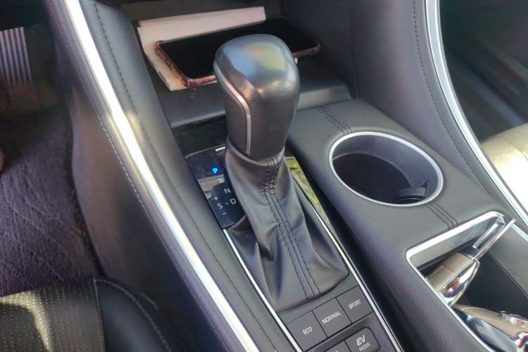 Used Toyota Avalon 2022 Dual-Engine 2.5L XLE Premium Edition Gear Lever