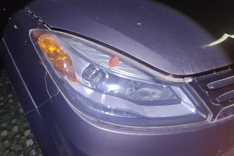 Used JMC Yusheng S350 2013 2.4T Automatic 2WD Diesel Luxury Edition 5 Seats Right Front Headlight