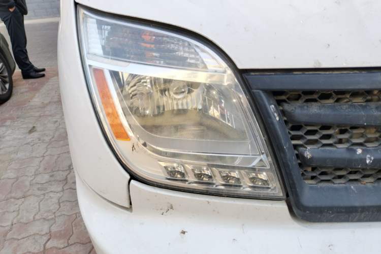 Used SAIC MAXUS Xintu V80 2016 2.5T Manual Aoyuntong National IV Short Wheelbase Mid-Roof 6-Seater