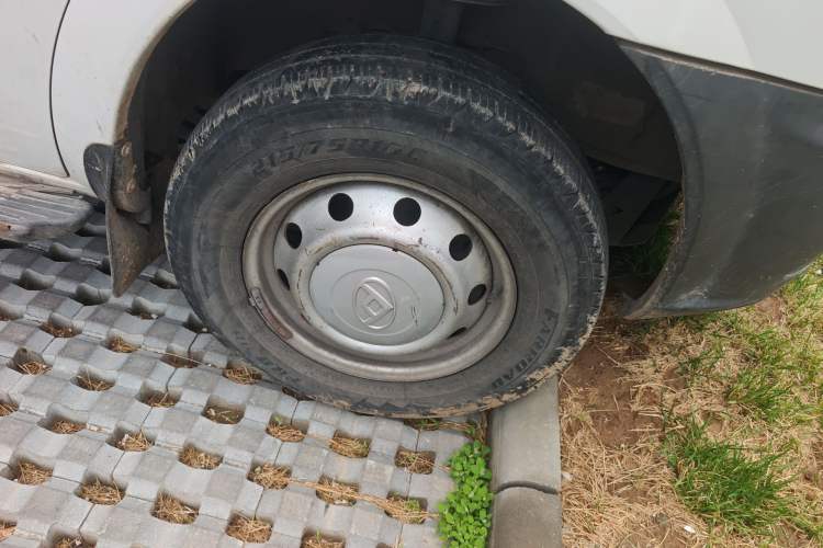 Used SAIC MAXUS Xintu V80 2019 2.5T Classic Edition 6-Speed Manual – Aoyuntong Modified Version Short Wheelbase Mid-Height Roof 5/6 Seats
