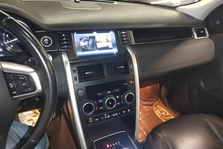 Used Land Rover Discovery Sport 2017 2.0T SE Audio And AC Panel