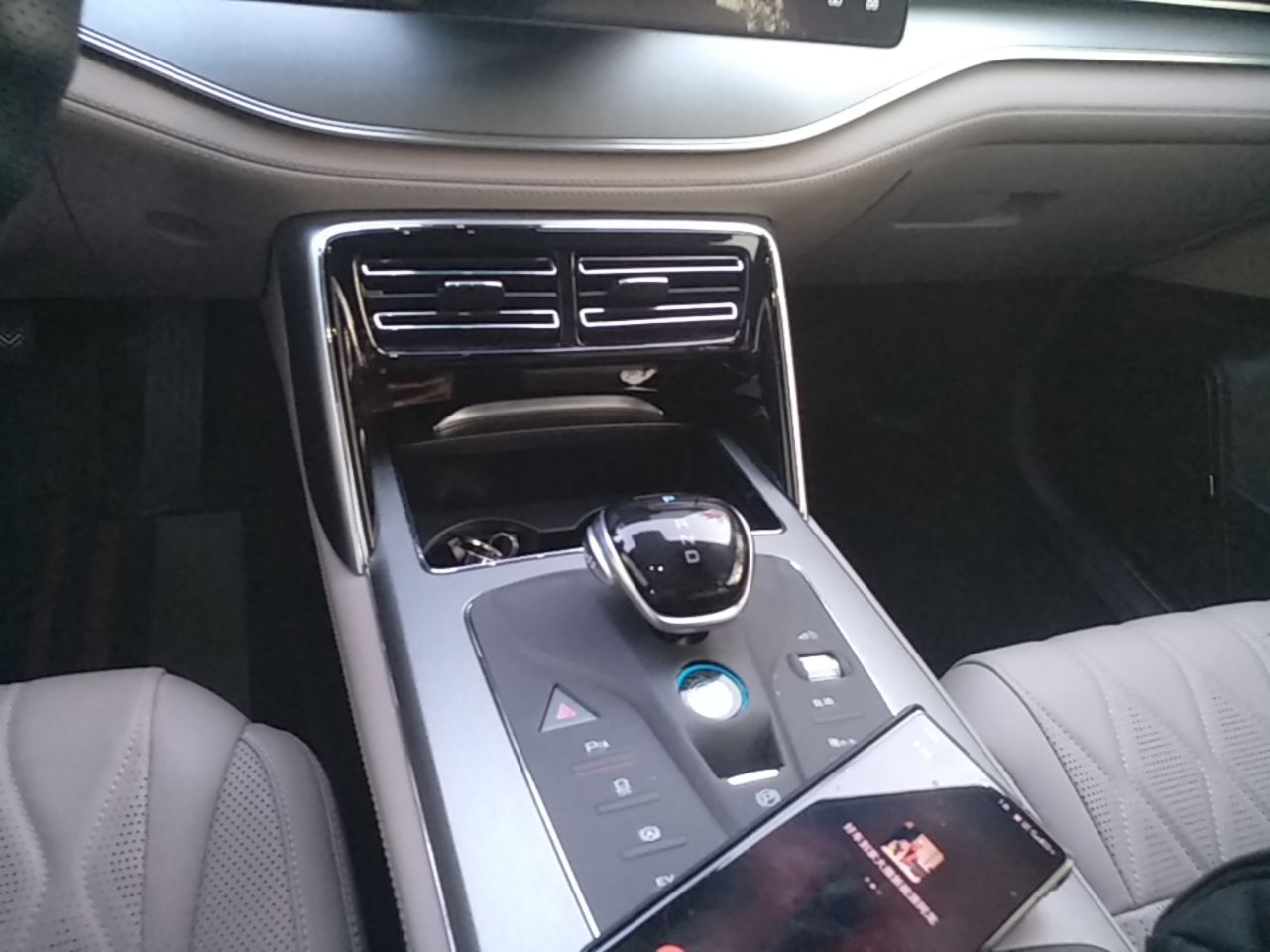 BYD Tang New Energy 2025 DM-i 115KM Prestige Model - Executive — снимка 16