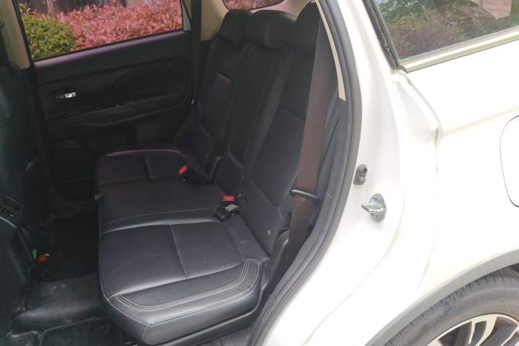 Used Mitsubishi Outlander 2019 2.4L 4x4 Zhi Xiang Edition 7 Seats China V Emission Standard Left Rear Seat